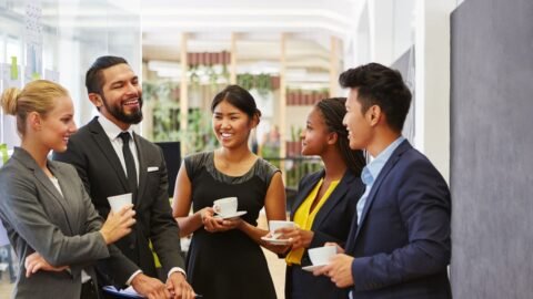 Mastering Small Talk and Conversation Starters in the US: A Guide to